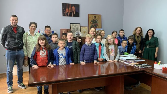 Osnovci i Bele Crkve posetili predsednicu opštine i muzej